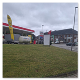 Aussenbereich einer Tankstelle mit Rasen