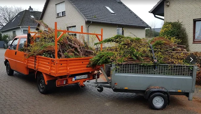Gesammeltes Laub und Schnittgut in Gartensäcken