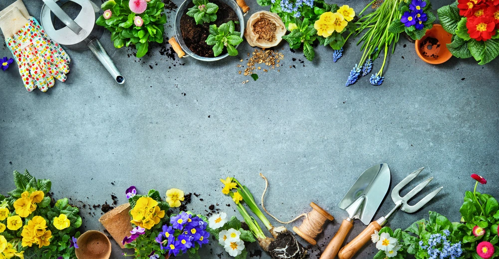 Aufgelockerter Boden in einem Gartenbeet mit Arbeitswerkzeug
