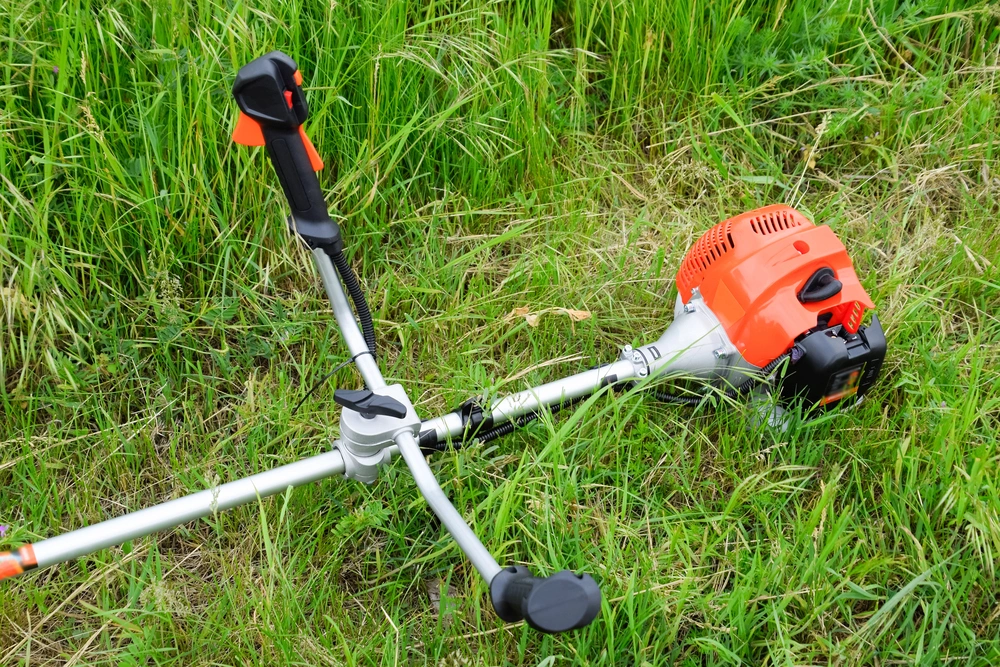 Gartenmitarbeiter bei der Arbeit mit Gartengeräten