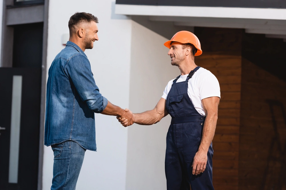 Handschlag zwischen Gärtner und Kunde als Zeichen guter Zusammenarbeit