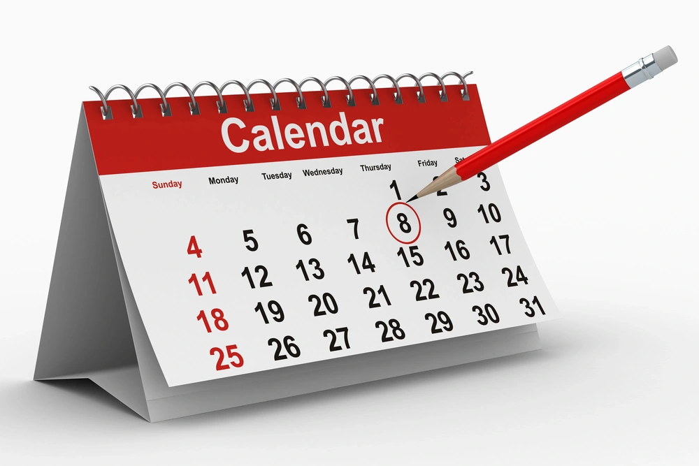 Kalender mit Häkchen als Symbol für Zuverlässigkeit