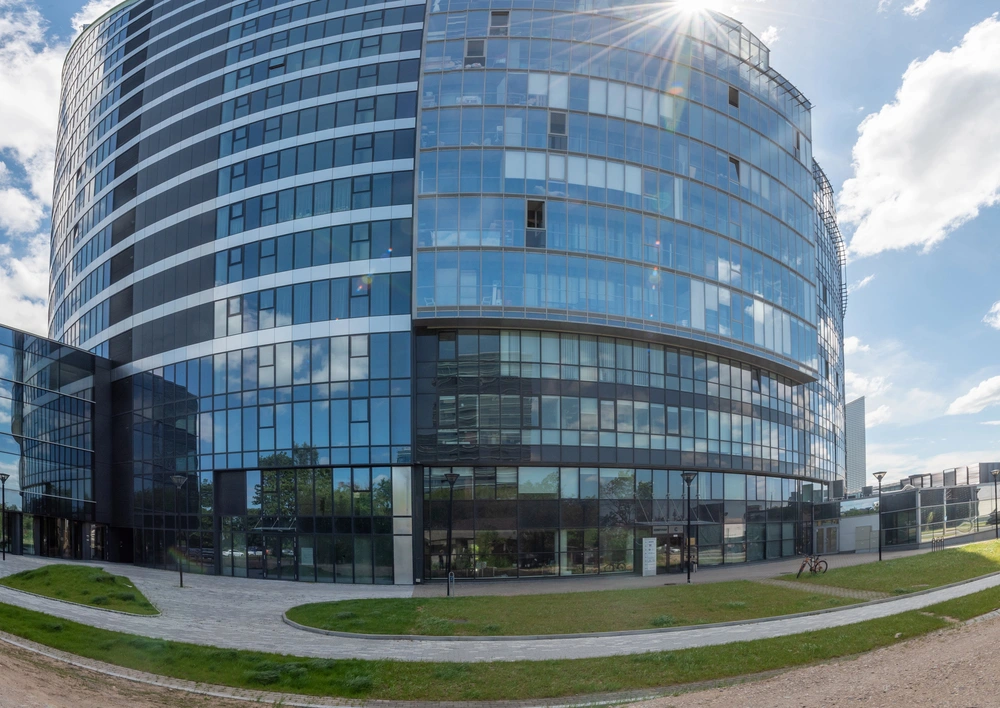 Gepflegte Grünanlage vor einem Bürogebäude