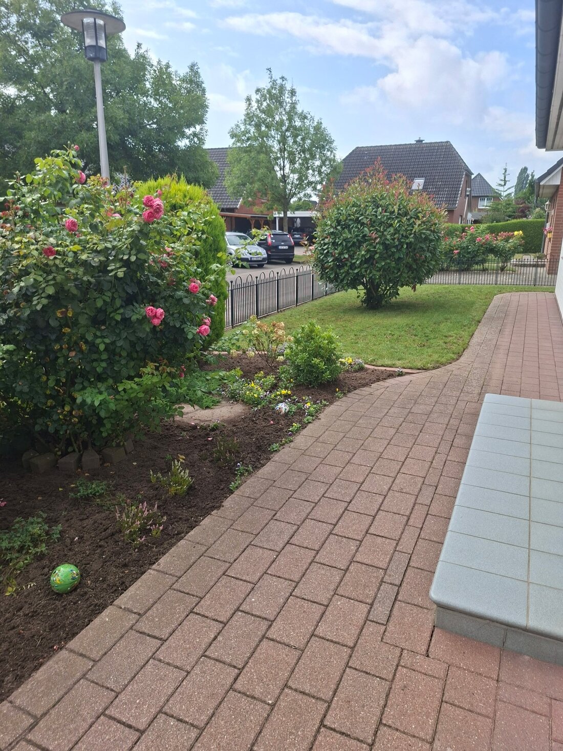 nachher-Vergleich eines Vorgartenbeetes nach der Beetpflege