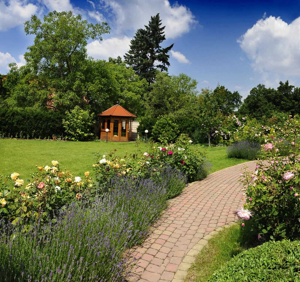 Gepflegtes Staudenbeet entlang eines Gartenwegs